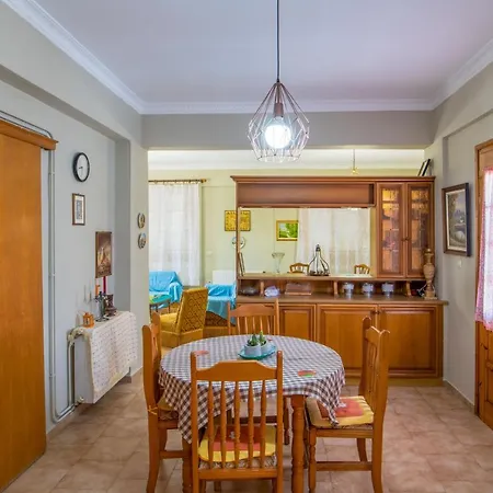 Traditional Style 3 Bedroom Flat In 6 Guests ליקסורי