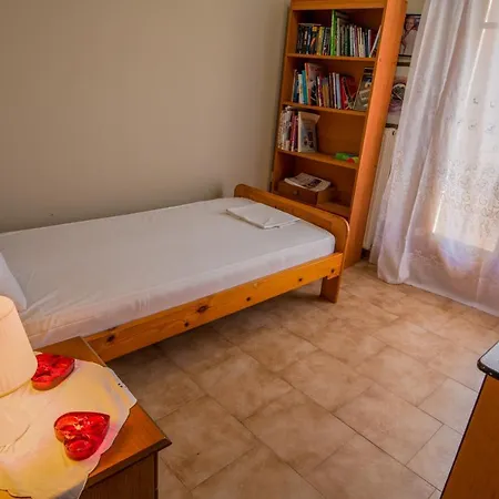 Traditional Style 3 Bedroom Flat In 6 Guests ליקסורי