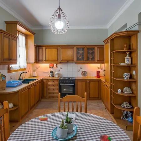 Traditional Style 3 Bedroom Flat In 6 Guests