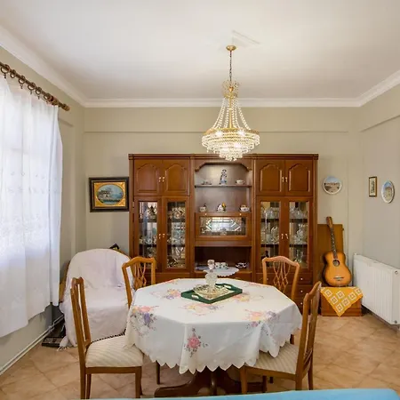 Traditional Style 3 Bedroom Flat In 6 Guests Apartment *