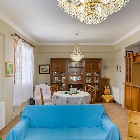 Traditional Style 3 Bedroom Flat In 6 Guests