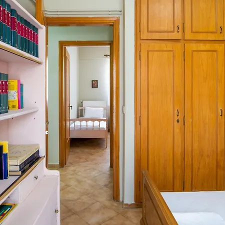Traditional Style 3 Bedroom Flat In 6 Guests *