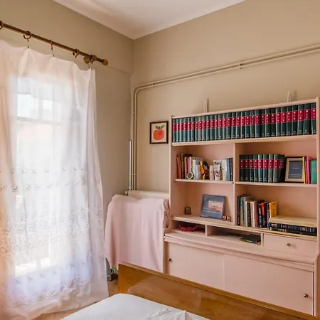 Traditional Style 3 Bedroom Flat In 6 Guests Apartment